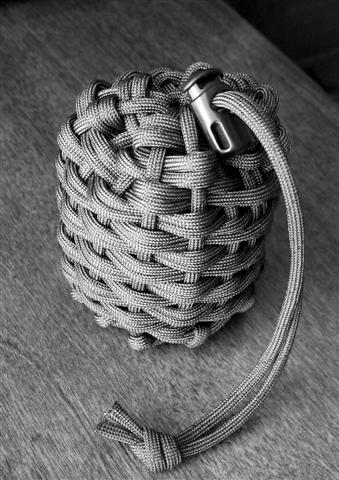 Stormdrane's Blog: A Woven and Half-hitched Paracord Pouch...